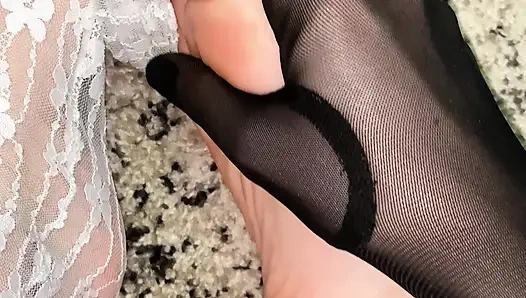 Ich spiele mit meinen füßen in sexy weißen socken