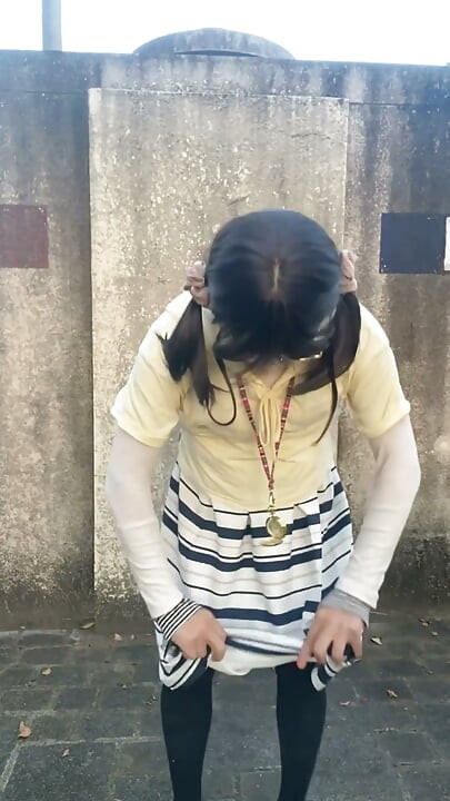 No.335 Crossdresser để lộ tóp trong nhà vệ sinh nam và đi tiểu