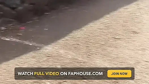 Pelacur seksi kencing di luar ruangan dan bermain dengan vagina