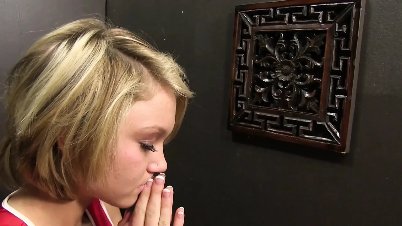 Dakota Skye kneels down and does perfect cock sucking from gloryhole