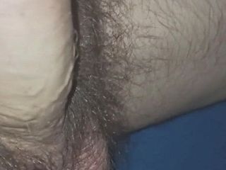 Mijn harige pik masturbeert privé