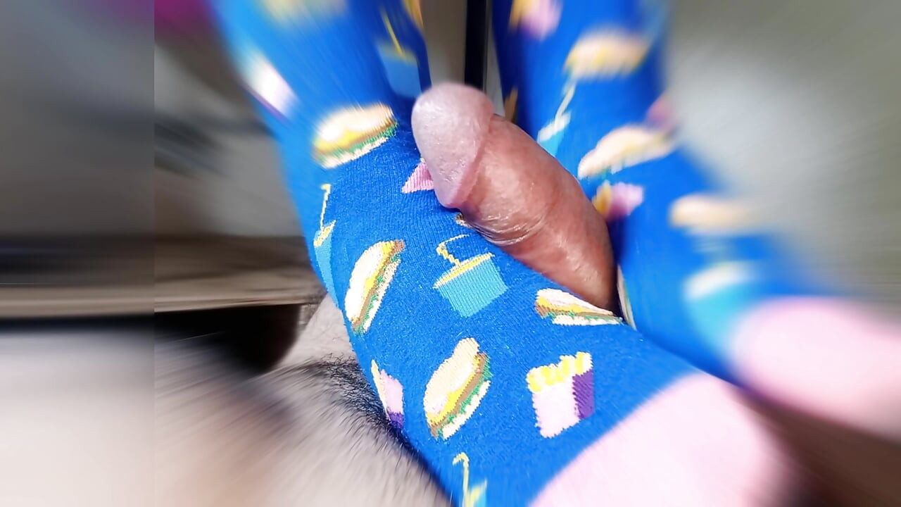 Paie cu picioare purtând ciorapi foarte amuzanti