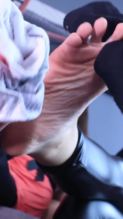 Reuzine vrienden met enorme voeten maat 45 en 42