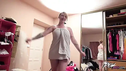 Minx yang menggairahkan kehilangan kendali ketika dia melihat kontol