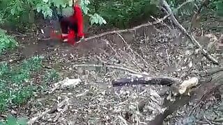 La signora nel suo edino rosso nel bosco