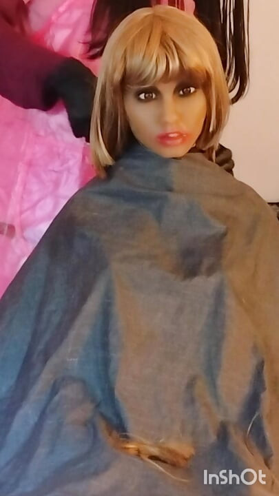 Julia, poupée sexuelle esclave ébène, coupe au carré blonde