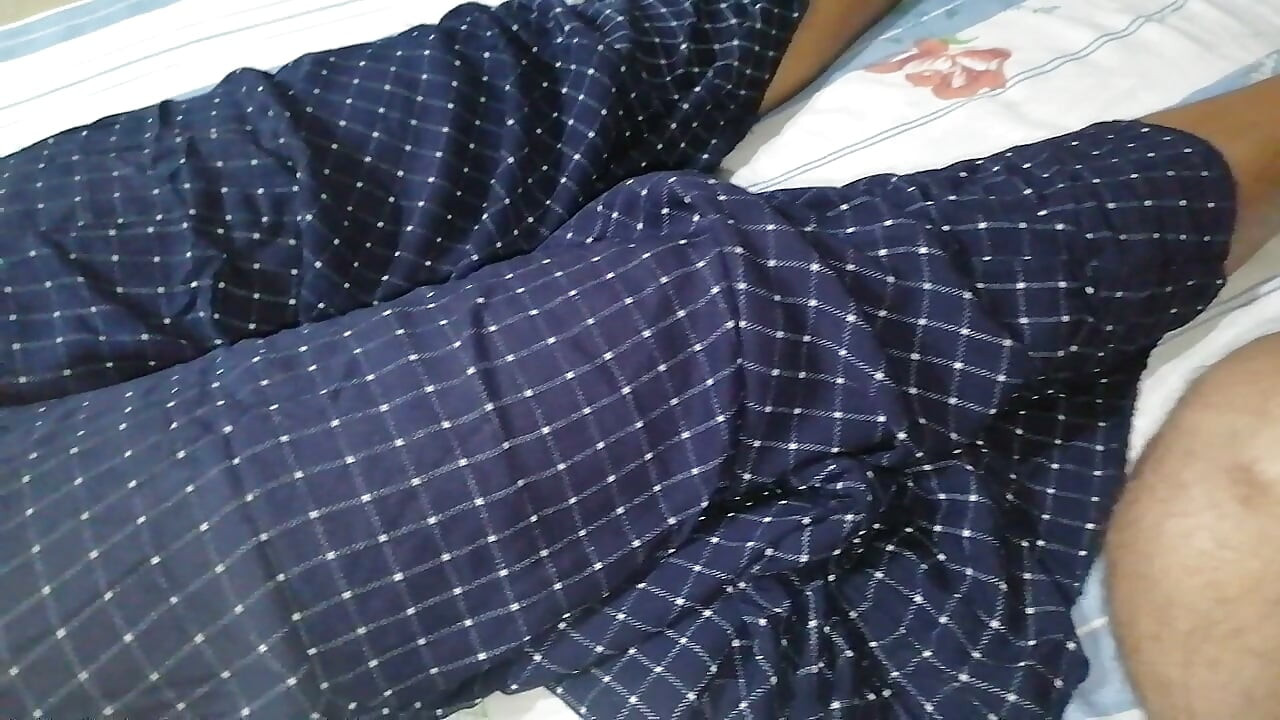 未修剪毛乳的性感亚洲女郎在性爱前缓慢全裸展示