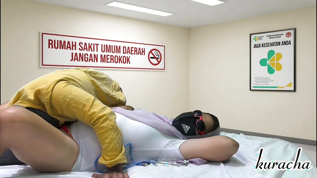 Enfermera gordita caliente vino a un médico para follarlo