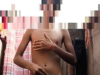 Indyjski desi chłopak bierze prysznic i masturbuje się z wytryskiem część 1