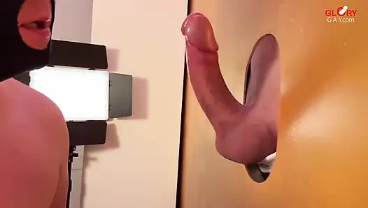 Gloryhole'da Genç Rüya Penisi - İkimiz Kurabiyenin Üzerine Sıçrayıyoruz ve Kremalı Yiyorum