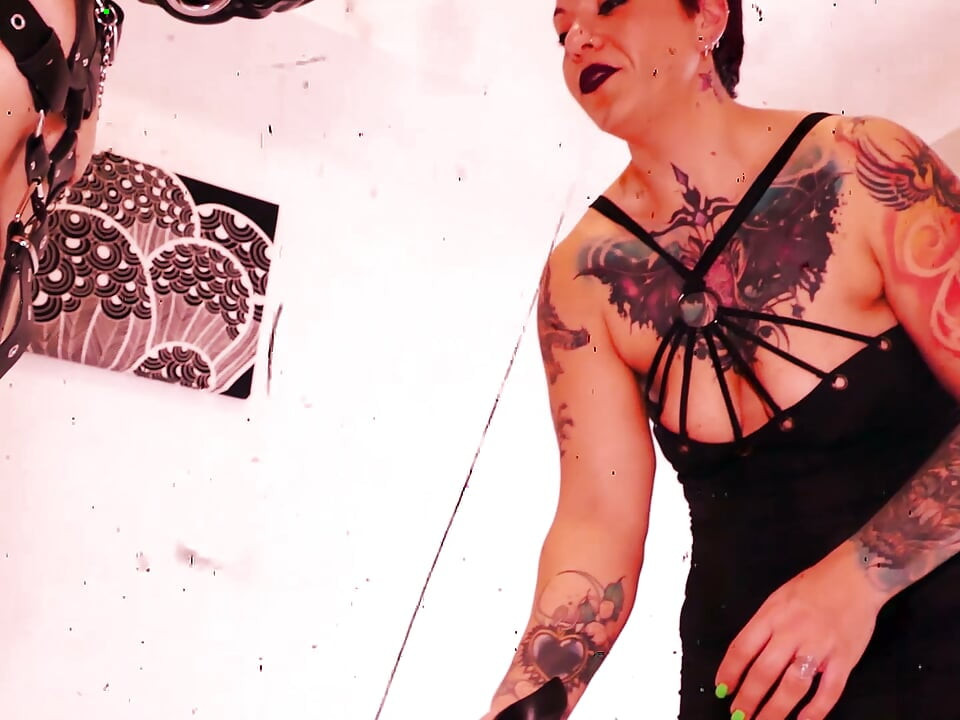 CBT ekstrem! Middelalderlige instrumenter til pik! Lady Morgana burer Slave F's pik uden nåde!