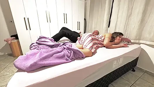 Üvey babam geceleri küçük amcığıma boşalmak için beni ziyaret etti.