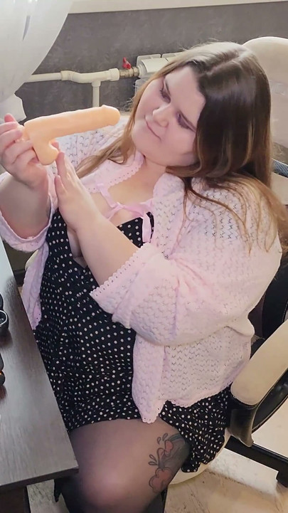 Sıcak bir BBW'nin siyah devasa dildo ile solo mastürbasyonu | Clip 1