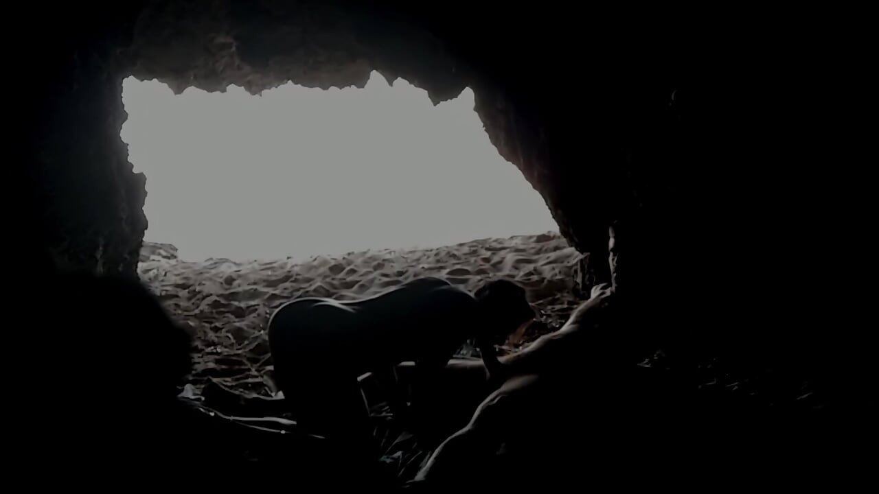 Pasangan direkam di pantai, di dalam gua