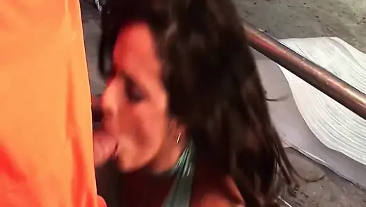Adegan seks threesome cewek nakal 4_booty semok rambut cokelat di tengah-tengah lokasi konstruksi