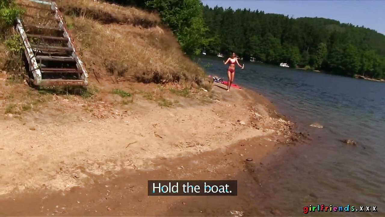 Girlfriends xxx - seks threesome lesbian di luar ruangan di tempat umum