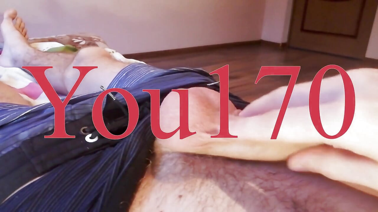 देखने का बिंदु बड़े सुंदर लंड को तब तक झटका देता है जब तक कि वह खुशी से वीर्य नहीं छोड़ देता