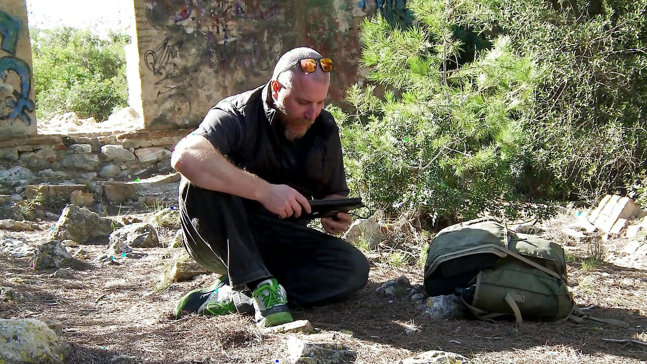 Un trou à baiser fort et bouffé d'une fente rose de chica semble peu remplie de sperme