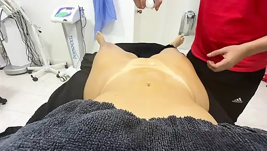 Masseuse rubs the pussy of voluptuous Latina doesn't resist and comes inside her broken pussy