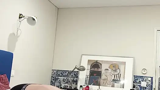 Tetangga saya mengundang saya untuk berhubungan seks yang menyenangkan pada hari Minggu