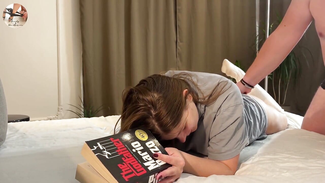 Bacaan diganggu dengan kongkek pantat cepat, creampie dubur