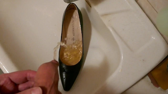 Piss in high heeled classic pump