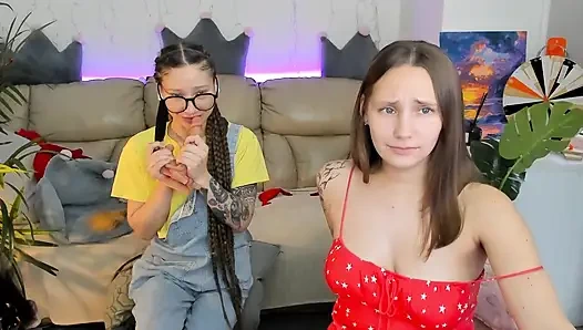 2 шлюхи прошли собеседование на работу по видео и начали раздеваться, чтобы пройти его