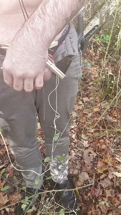 Przywiązana na zewnątrz z elektrycznością i woskiem