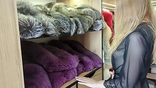 Une vidéo - 10 perspectives différentes ! Choisissez votre manteau de fourrure préféré ! Baise de rêve dans des manteaux de fourrure !