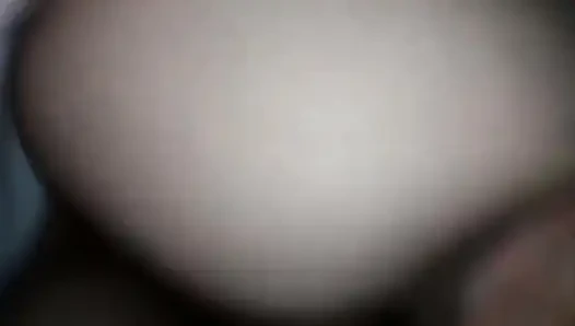 Ein köstlicher großer Hintern mit einem sehr roten