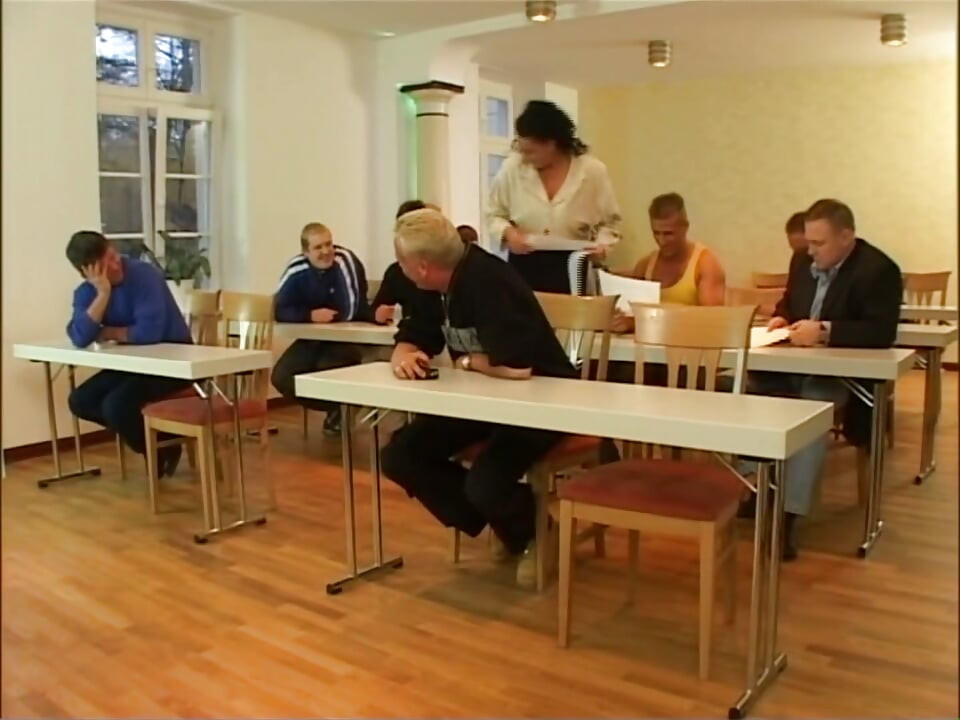 Napalona dziwka zerżnięta przez dwóch niemieckich gigolo z Twardym kutasem