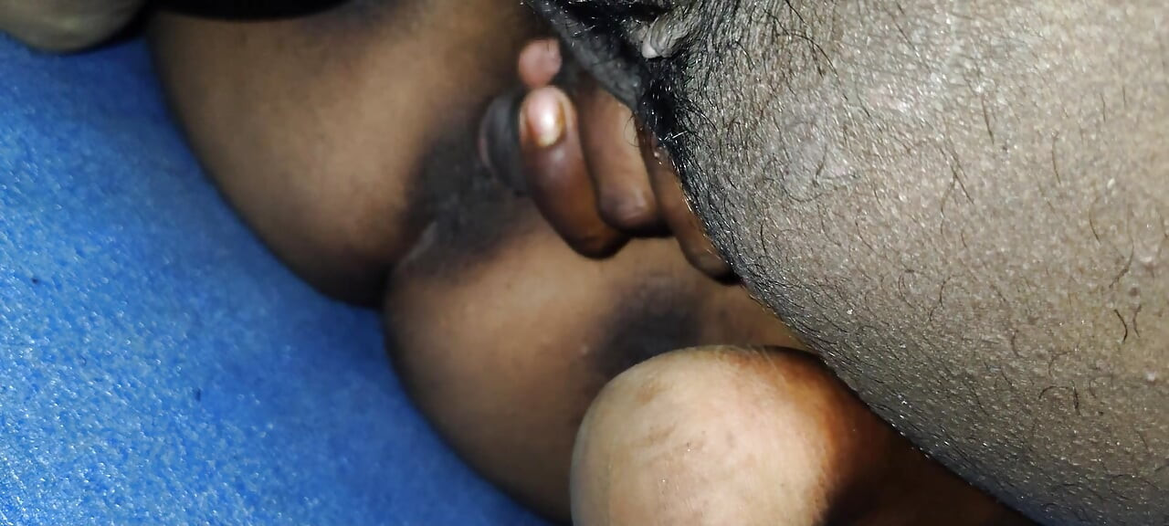 Garota de Aldeia Desi com Buceta Apertada Vídeo XXX pela Primeira Vez, Sexo Caseiro com Tgirl Desi Quente e Linda