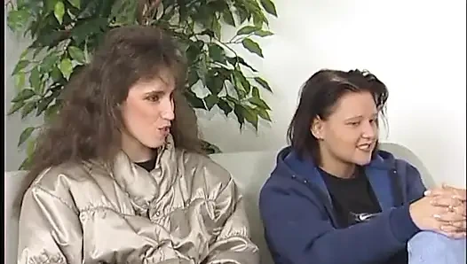 Sıska orta yaşlı seksi kadınlar amcıklarını parmaklattıktan sonra sert bir dildoyla sikişiyor