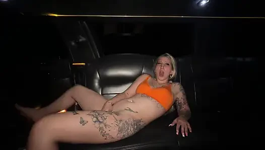 Permanently Tennieflittchen brazenly gets it while driving in a limousine