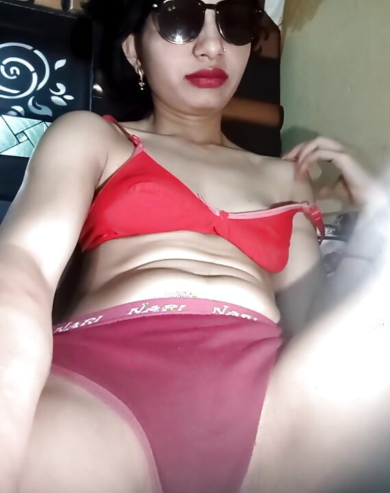 Vợ tôi khoe lồn trên cam show mavin