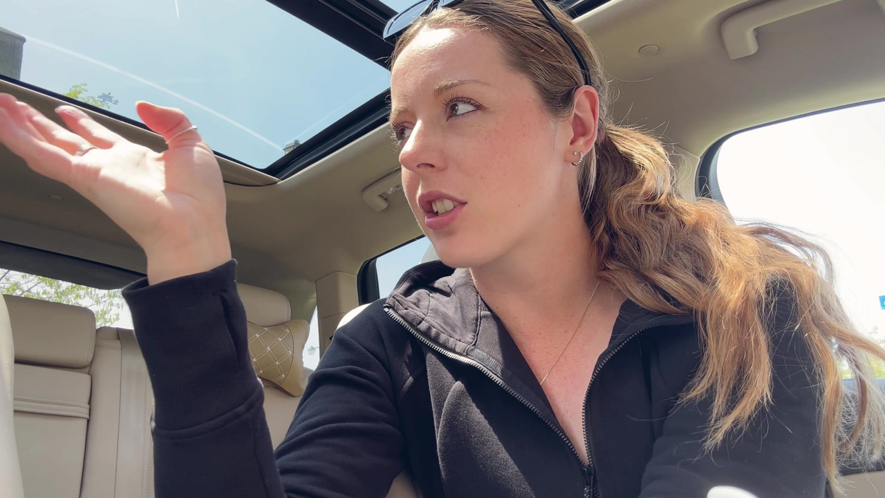 愛車の後部座席でピンクのディルドでオナニー