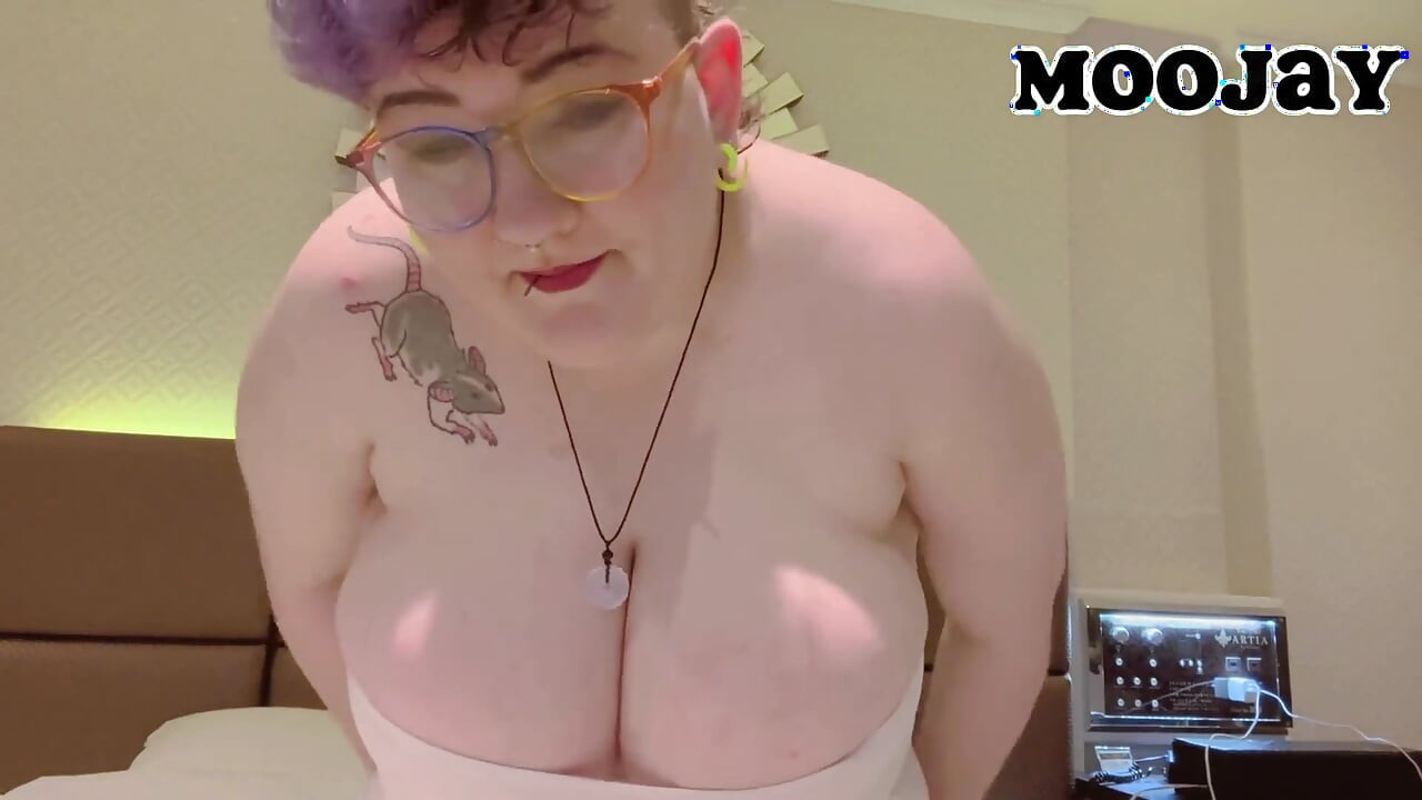 POV Roleplay: Baculatá spolubydlící vám předvádí své tlusté tělo