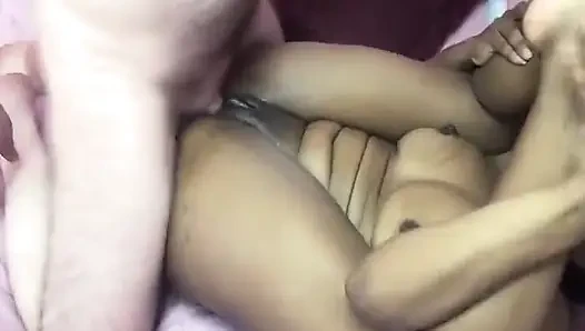 Cowok botak ini lagi asik fingering dan ngentot memek becek cewek semok kulit hitam