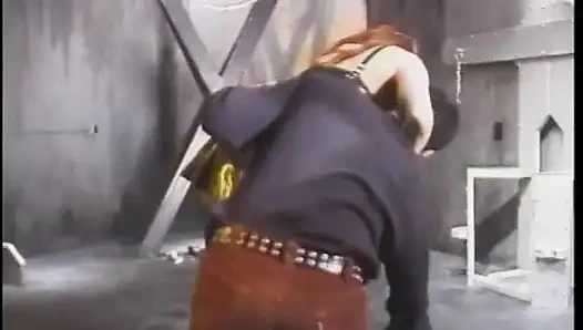 Cewek dominatriks hot dengan kostum bdsm dientot habis-habisan sama cowok dominan