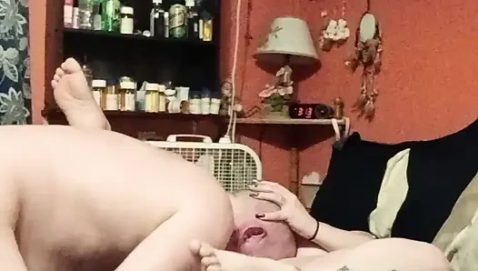 Он орал меня, пока я не кончу, и продолжает идти