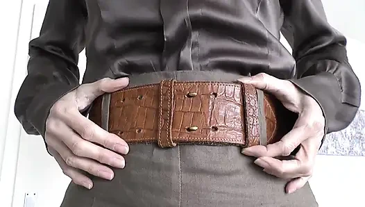 Aufregender gürtel fitting mit einem leinenrock, teil 1, lady victoria Valente