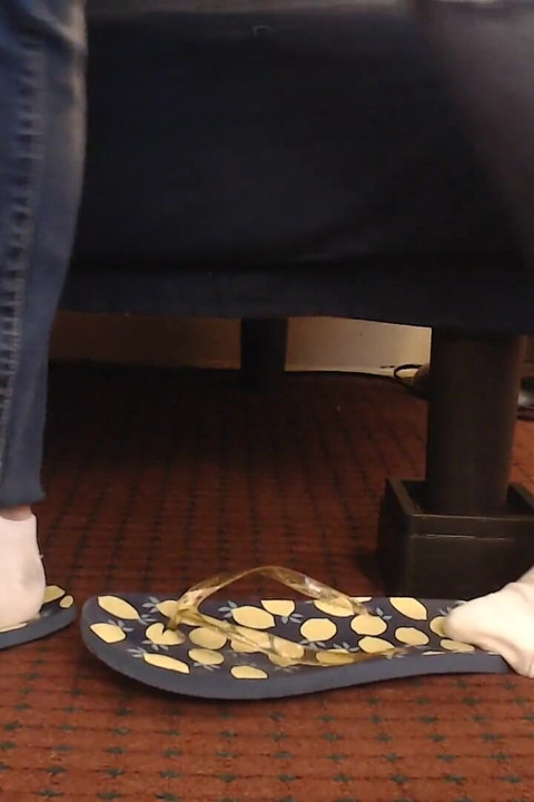 Sandal jepitan kaki putih pakai kaus kaki besar