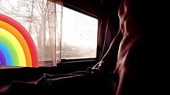 Странная девушка наблюдает, как я мастурбирует для нее на закате через окно, и ей нравится мой необрезанный хуй