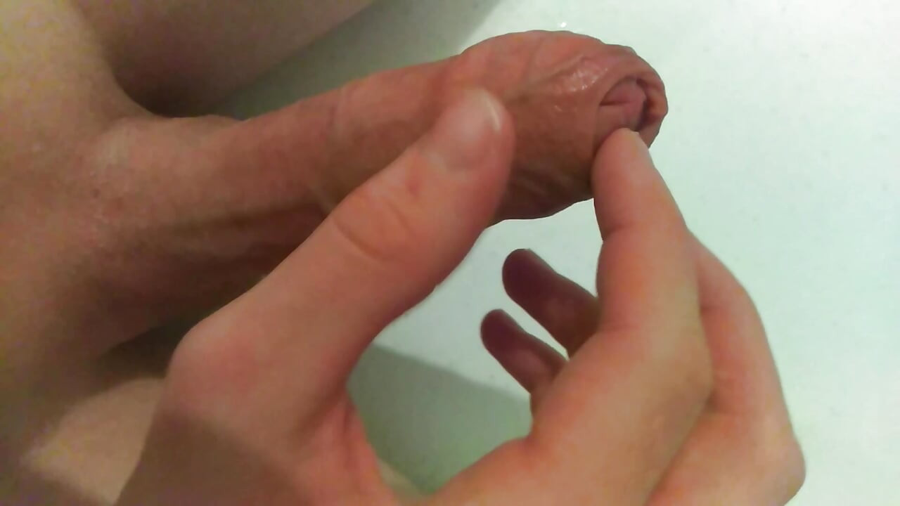 我年轻的大鸡巴喷出大量热辣的白色精液!