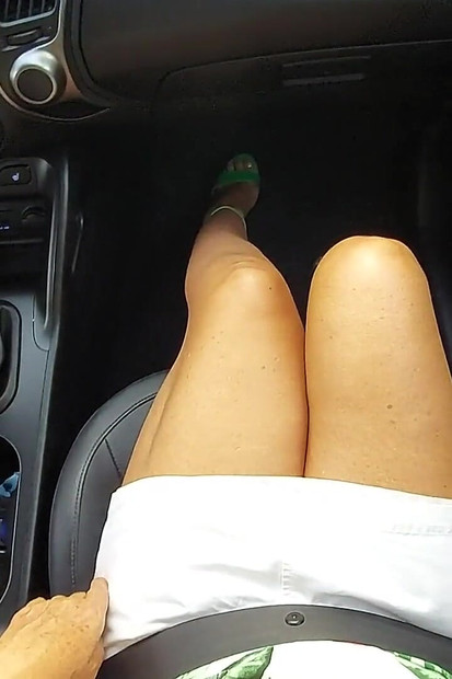 Mama vitregă excitată cu tocuri înalte și picioare sexy își tachinează fiul vitreg în mașină dimineața, în public