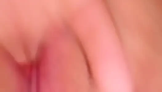 Ich öffne die Muschi zu meinem großen Arsch mit ihrem Dildo – was für eine köstliche Muschi sie hat – und sie spritzt