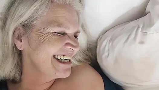 Gel güzel amcığımı ye! 15 dakikalık ateşli orta yaşlı seksi kadın arkadaşının vajinasını açmasına izin veriyor!