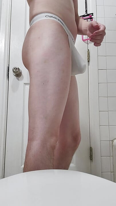 Femboy Twink tuširanje + losion dok nosi tangice