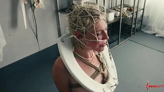 Die menschliche toilette schluckt dutzende ladungen und bekommt ein hartes gesicht ficken und arschficken