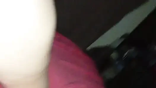 Bomba çubuğun yarısı göt yemiyor ve ona vermek için kiraya veriyorum